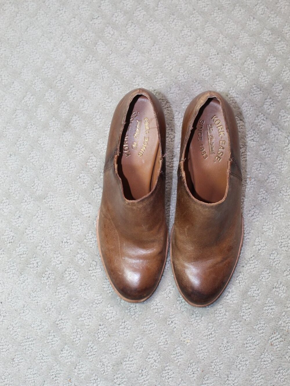Kork Ease Size 6.5 Brown Leather Round Toe Low Bootie Wood Block Heel - Picture 2 of 6